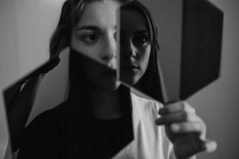 Personalidade fragmentada num espelho