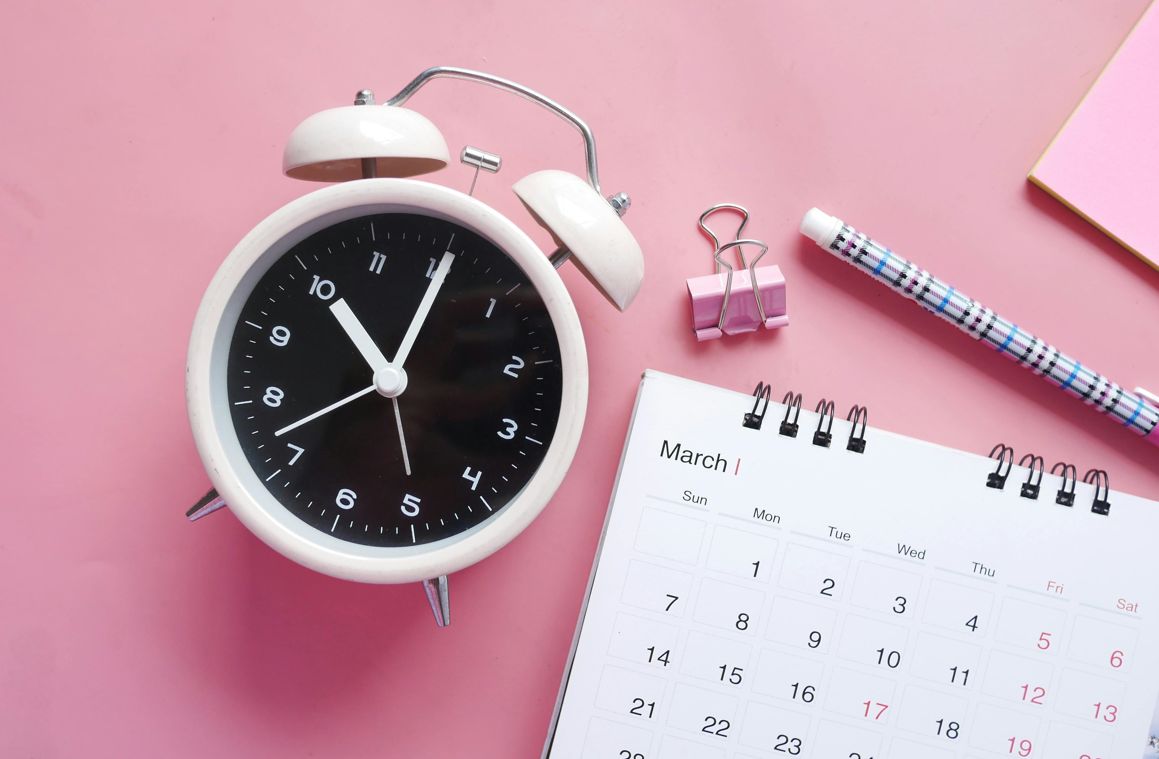 Um relógio e um calendário organizados representam estratégias simples de estruturação do tempo, ajudando a criar rotinas consistentes e previsíveis no dia a dia da criança.