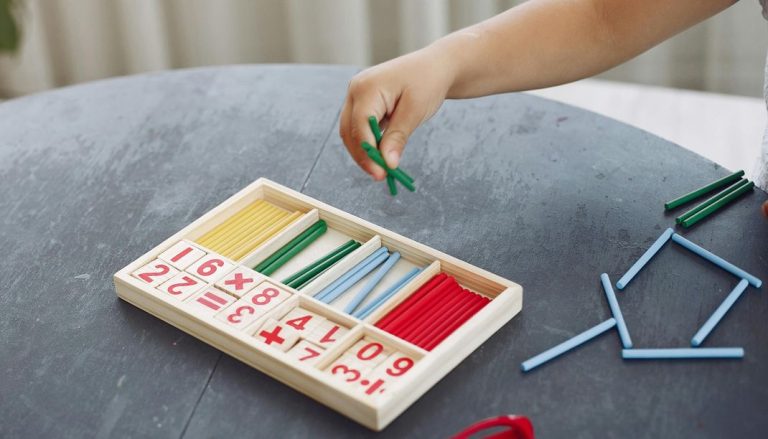 Uma criança utiliza peças coloridas para contar, explorando números de forma prática e visual, o que facilita a compreensão das quantidades e o desenvolvimento do raciocínio matemático.